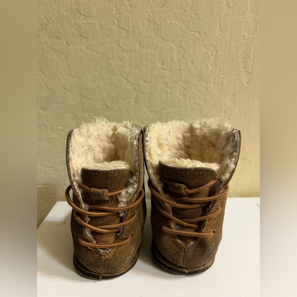 UGG BOOTS TIE UP BACK Sheep Skin, Color: Tan, Size Small infant - Picture 3 of 11
